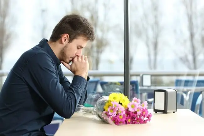 Hombre triste esperando por su pareja