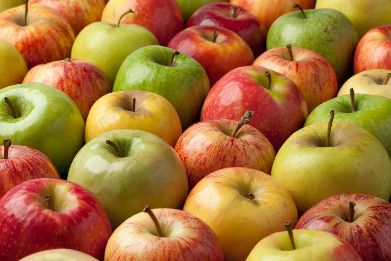 Todas las manzanas son alimentos con carbohidratos saludables.