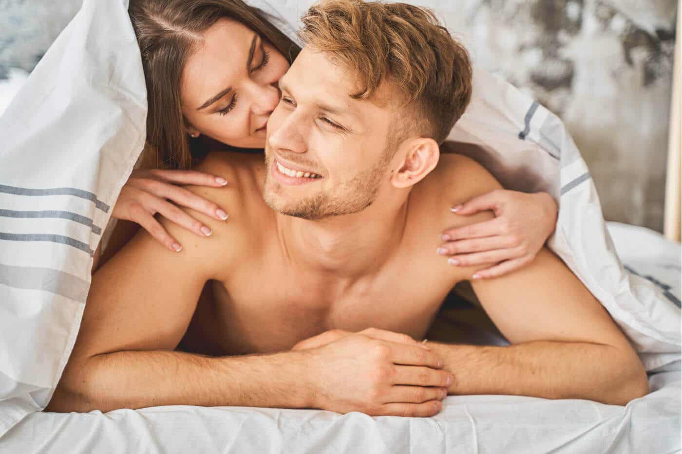 Gelber Vaginalausfluss - Paar im Bett