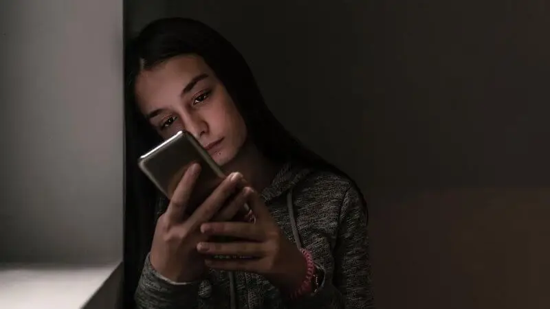 Joven con el móvil