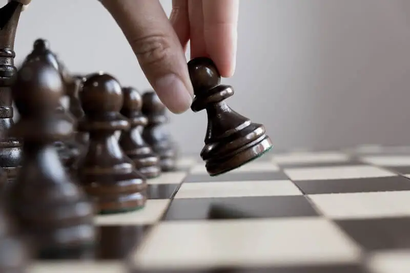 Jouer aux échecs.