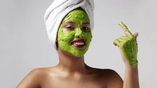 Mujer con mascarilla en el rostro