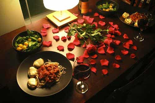 4 diferentes formas de decorar una cena romántica