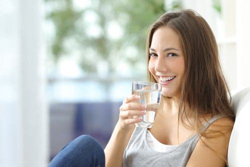 Mujer bebiendo agua
