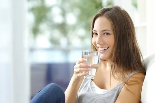 Mujer bebiendo agua
