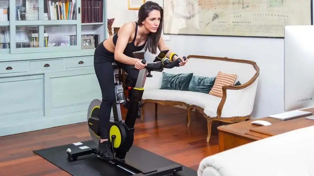 Bicicleta fija en casa.