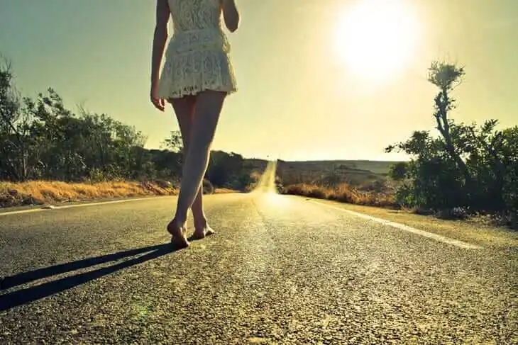 Donna che cammina verso il futuro.