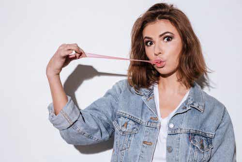 Mujer comiendo chicle