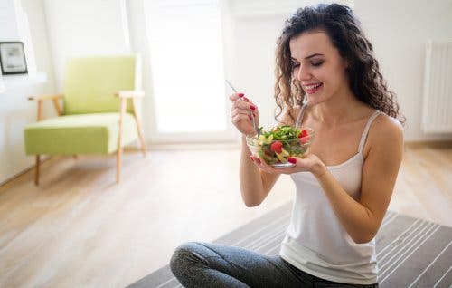 Mujer comiendo una ensalada