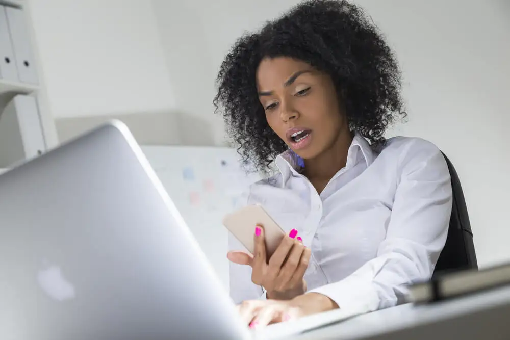 Mujer con cara de sorpresa.