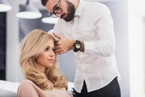 Mujer en una peluquería