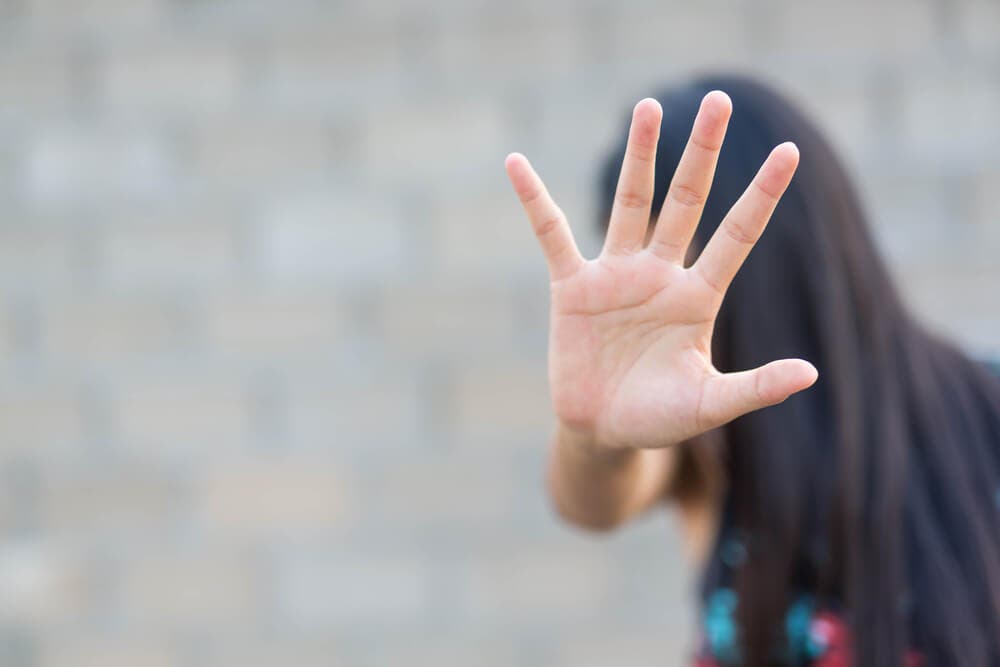Mujer poniendo límites