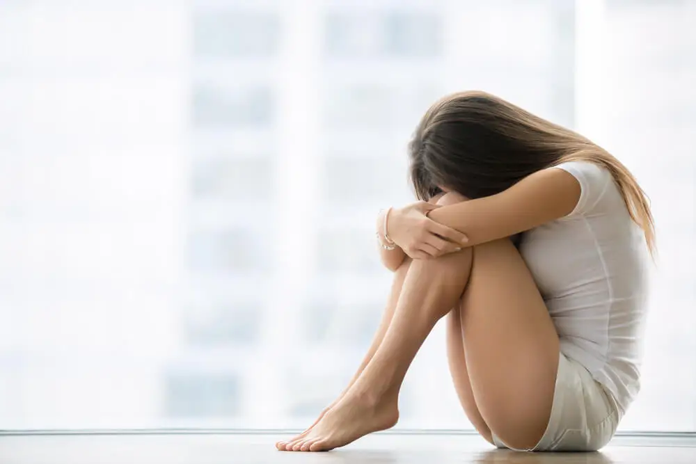 Mujer sintiéndose una víctima