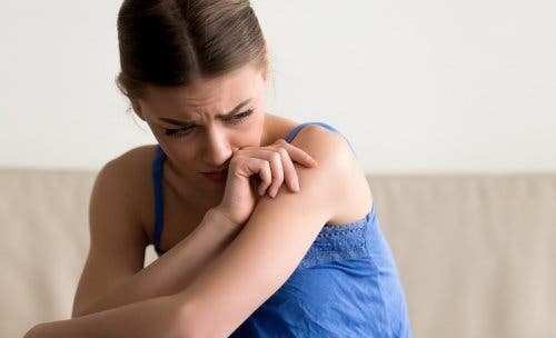 Mujer triste intentando enfrentar una mala noticia