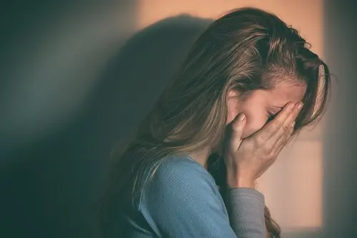 Mujer triste con las manos en la cara