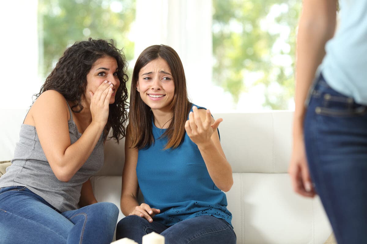 Mujeres hablando mal de otra