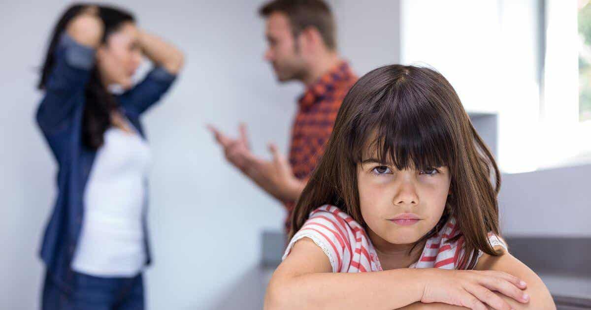 Petite fille avec des parents qui se disputent.