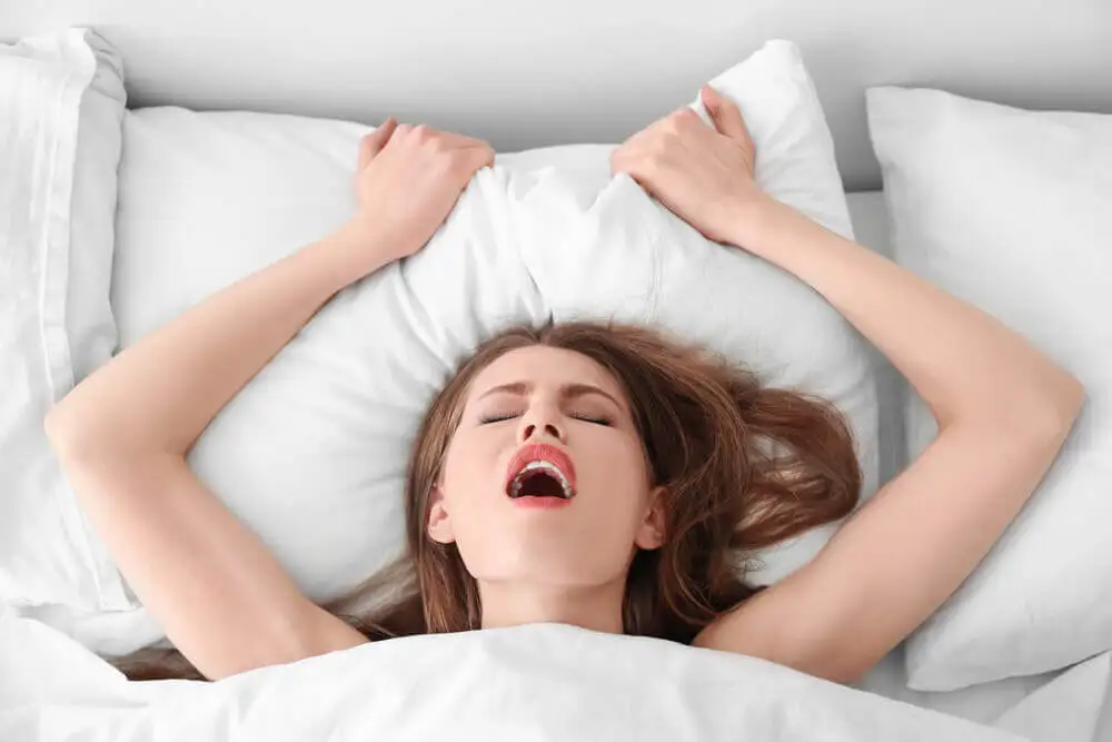 Femme qui a un orgasme.