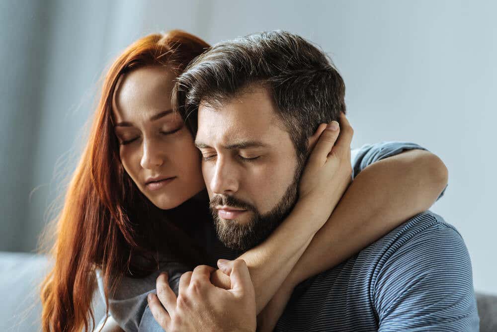 Pareja abrazándose para superar juntos el problema de la eyaculación precoz durante el sexo