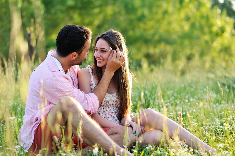 pareja-coqueteando-en-la-naturaleza