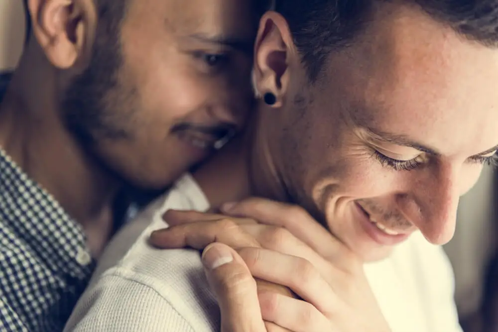 Pareja demostrándose que se quieren