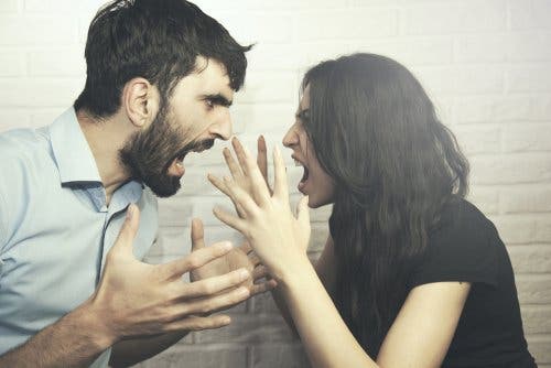 Pareja discutiendo