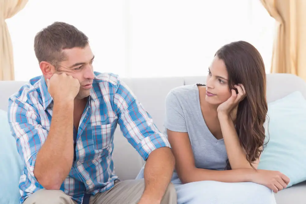 Pareja mirándose frustrada