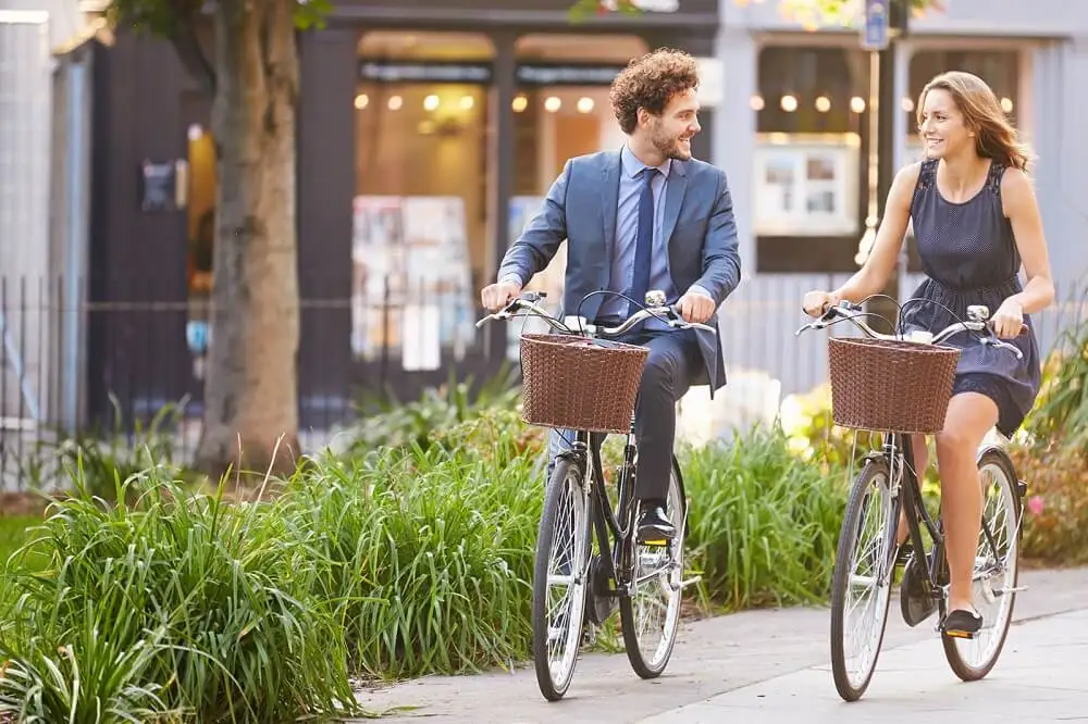Pareja en bicicleta por la calle