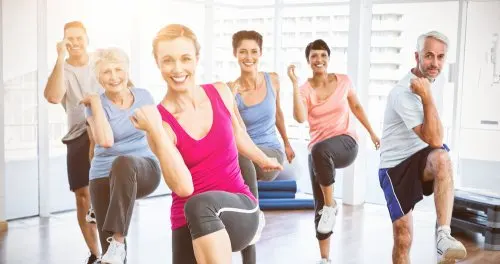 Clase dirigida en el gimnasio