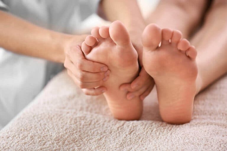 Cómo aliviar el dolor en el talón con 6 remedios naturales