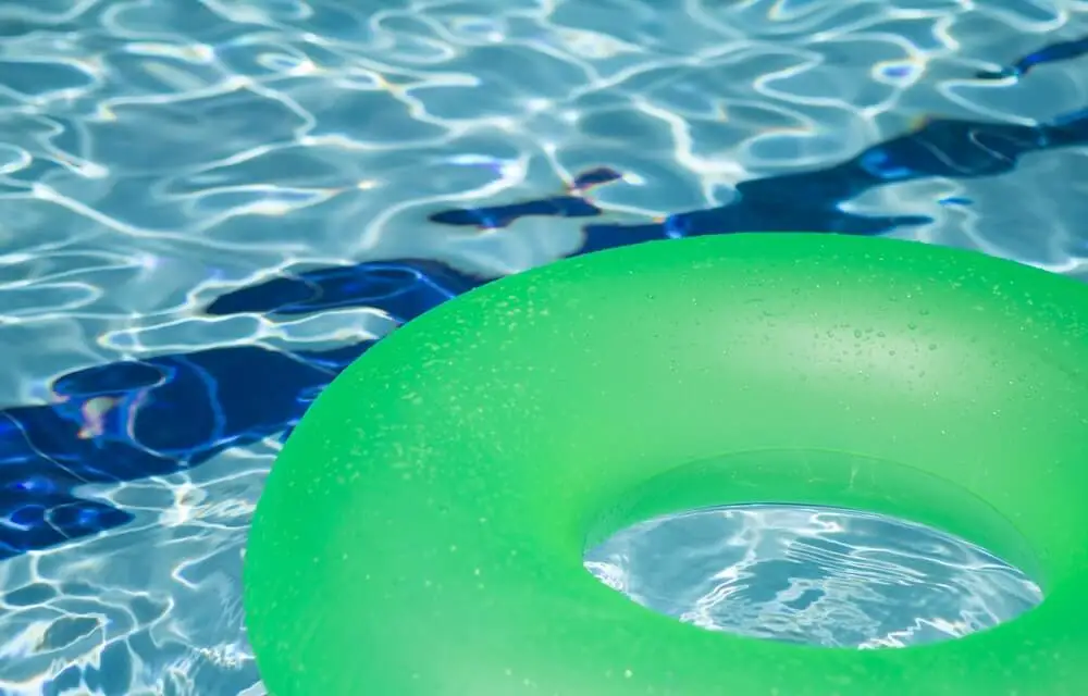 Flotador en una piscina.