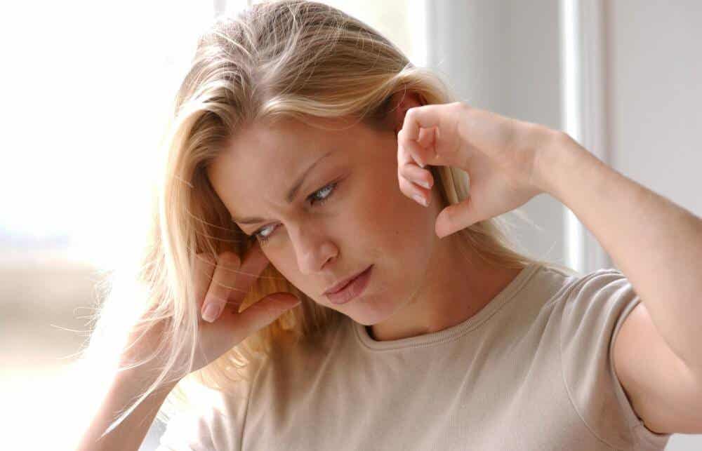 mujer con dolor de oído