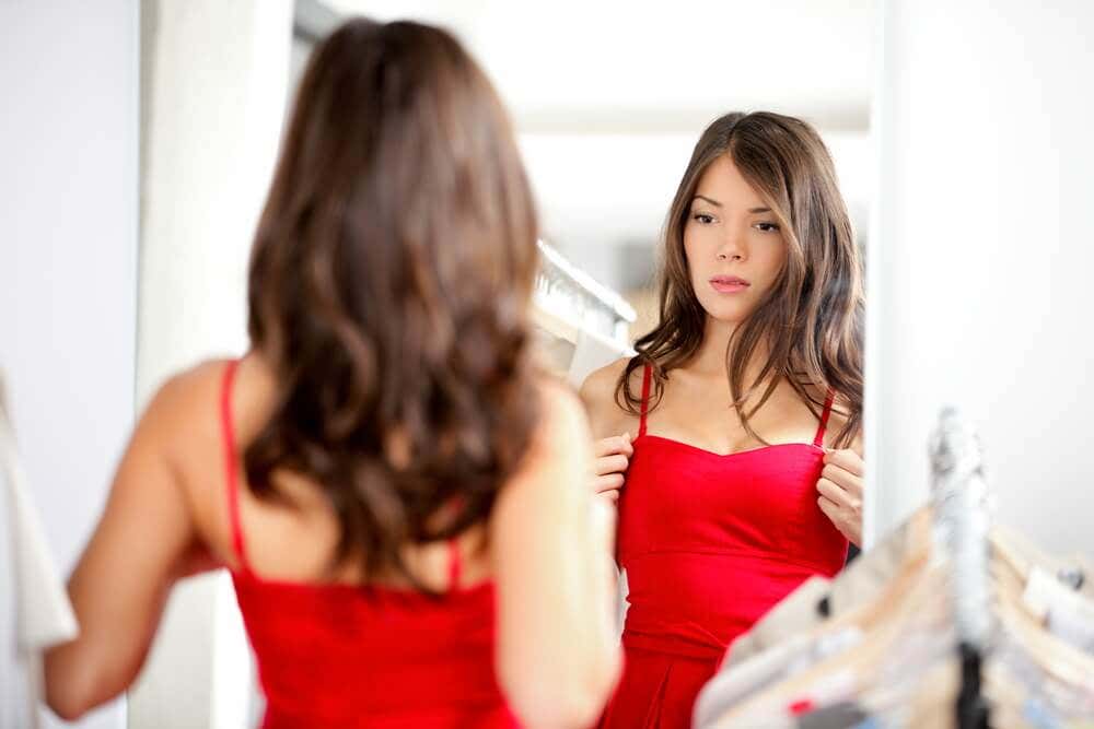 chica mirándose al espejo simbolizando el respeto hacia ti mismo