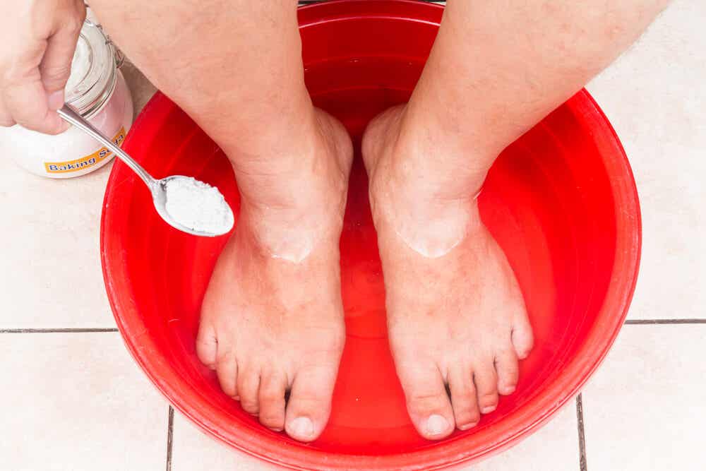 Cómo preparar en casa un baño desintoxicante para los pies