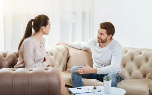 Pareja hablando