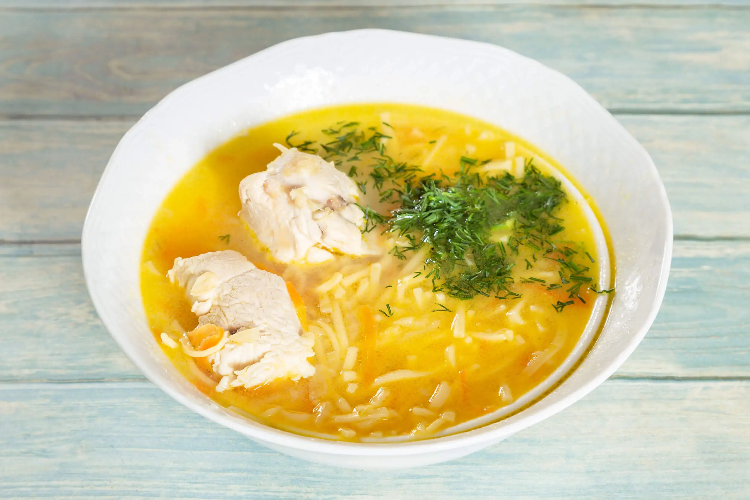 La sopa quemagrasa incluye pollo.
