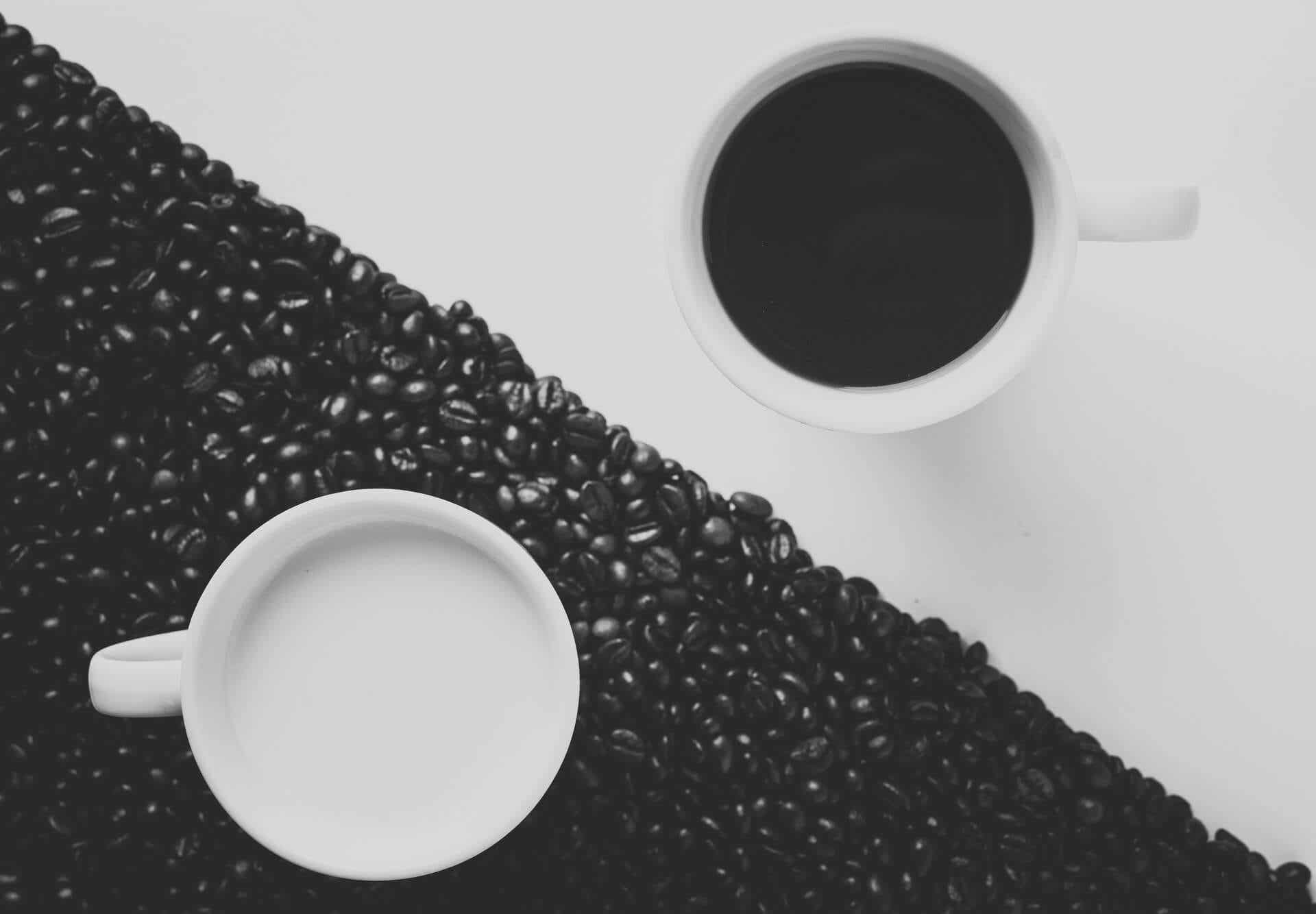 Tazas blanco y negro representando yin yang.