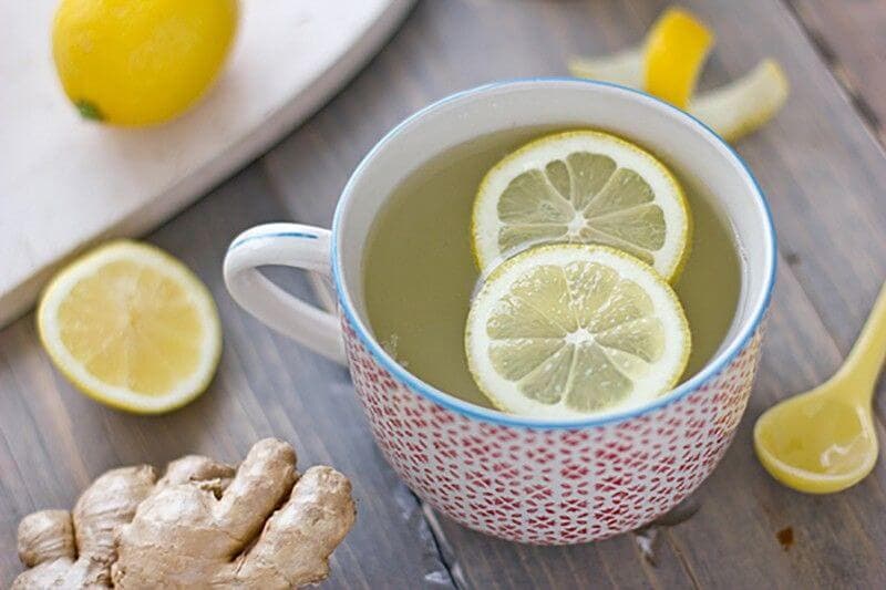 Infusión con limón y rama de jengibre.