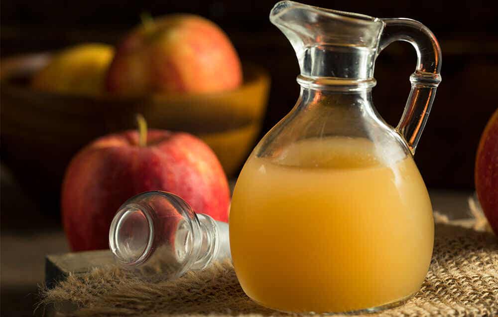 Remedios naturales para combatir la caspa seca: vinagre de manzana
