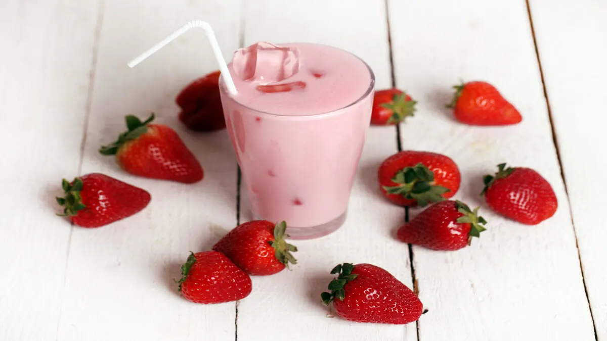 Desayuno con frutas: smoothie fresa.
