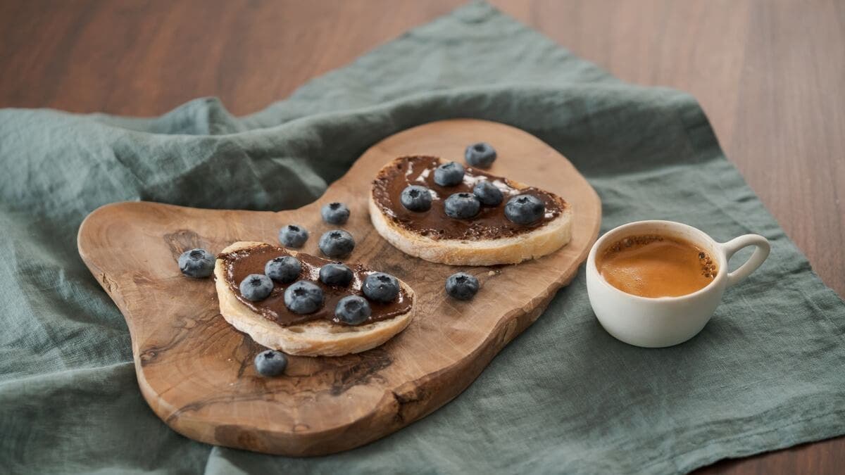 Desayuno con frutas: tostadas con arándanos.