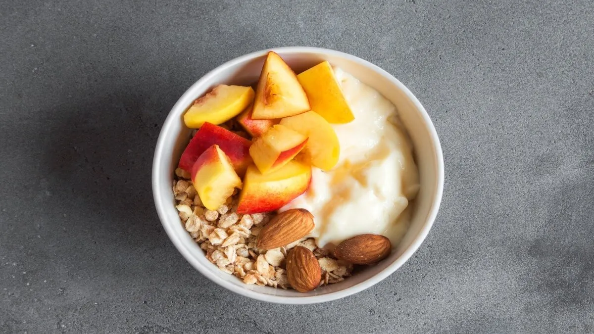 Desayunos con fruta: yogur granola.