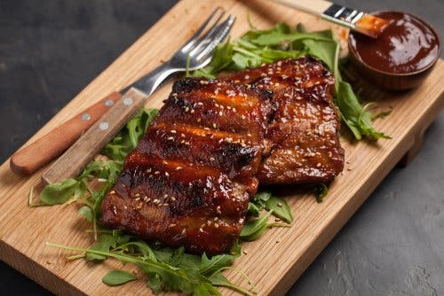 Costillitas caramelizadas con plátano.