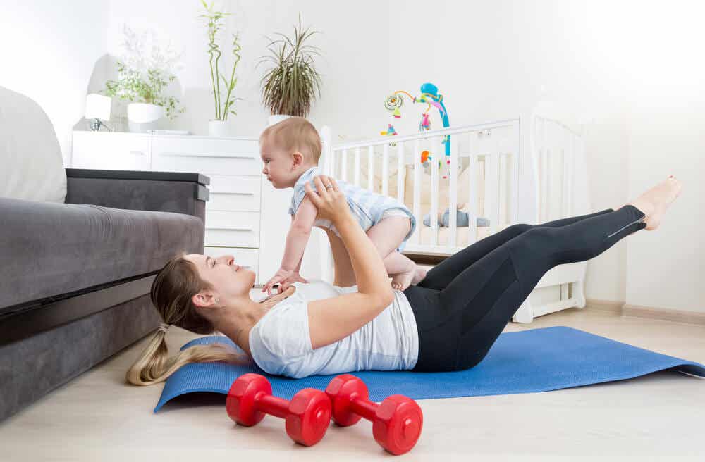Mujer de 35 años con su bebé haciendo ejercicio