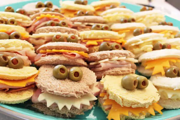 Sándwiches con forma de monstruo para hacer con los niños.