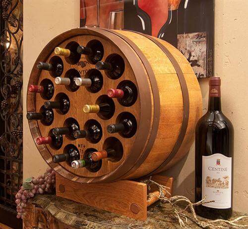 Mueble para bebidas hecho con un barril.