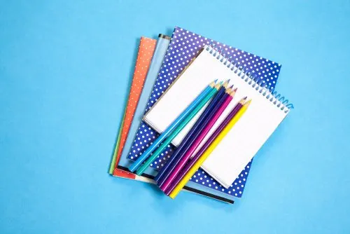 Personaliza tus cuadernos viejos de manera divertida.