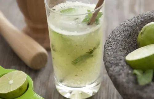 Ponche sin alcohol al estilo mojito.