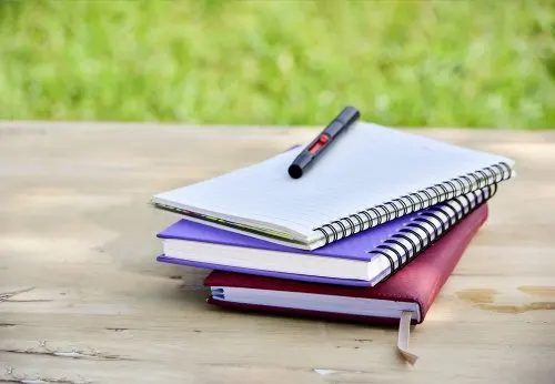 Qué materiales puedes emplear en la personalización de tus cuadernos viejos.