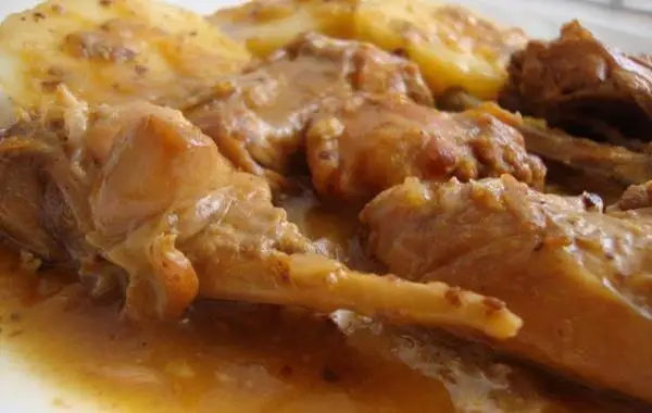 Receta de conejo con salsa al ajillo.